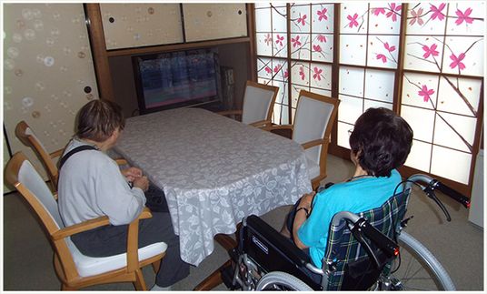 和室でくつろぐ人々