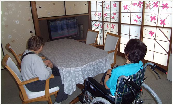 和室でくつろぐ人々
