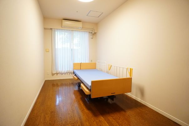 明るい居室のベッド