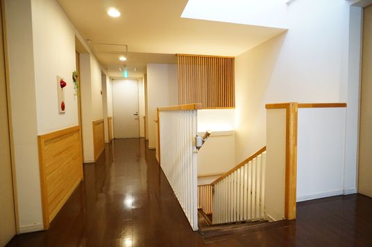 明るく清潔な廊下