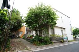 緑豊かな施設の外観