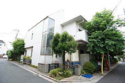 現代的な建物の外観