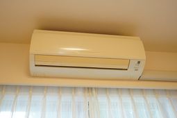 清潔なエアコンのクローズアップ