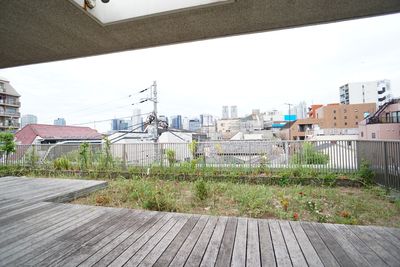 都市の景色とウッドデッキ