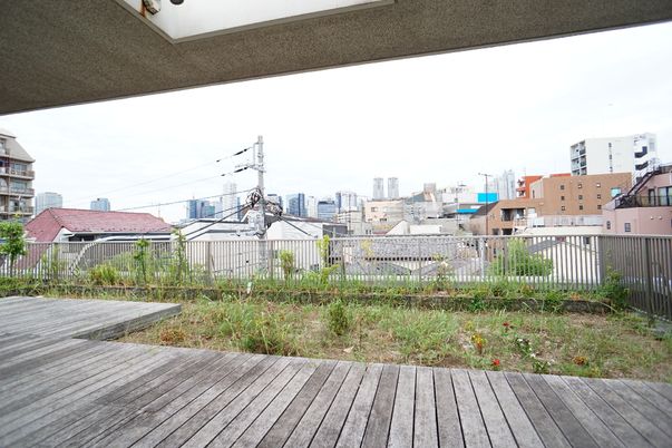 都市の景色とウッドデッキ