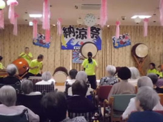 和太鼓演奏の催しを見守るスタッフ