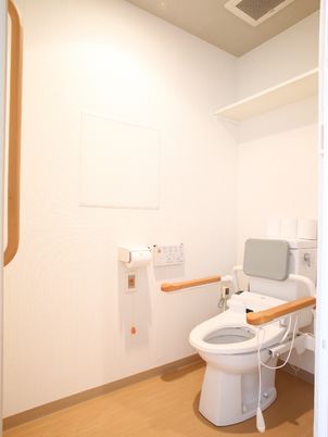 清潔なトイレの内観