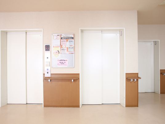 清潔な廊下のエレベーター