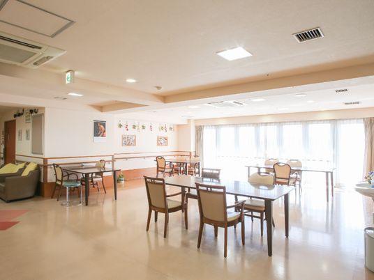 広々とした明るい食堂