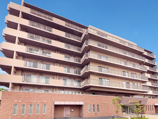 多層の建物外観  