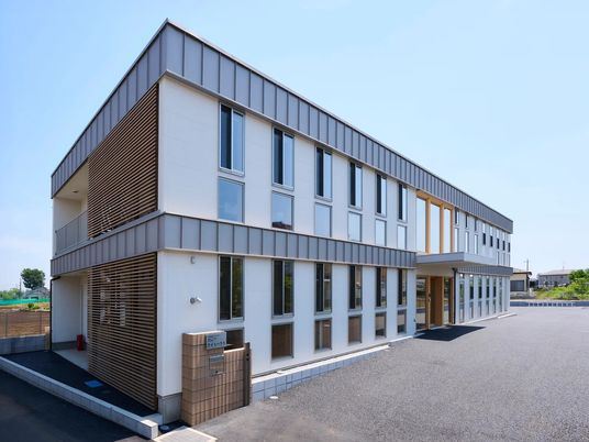 モダンな外観の建物  