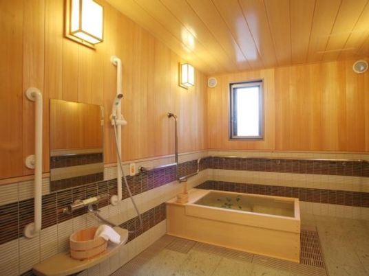 木目調の温かみのある浴室