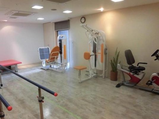 明るい運動設備のある部屋