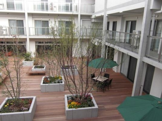 緑が並ぶ開放的な中庭