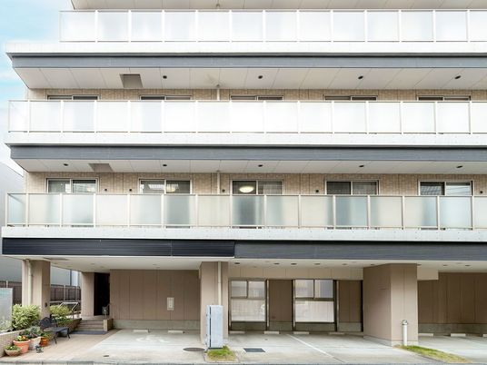 広々とした建物外観