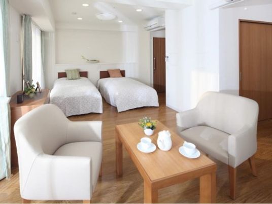 ベッドとソファの居室