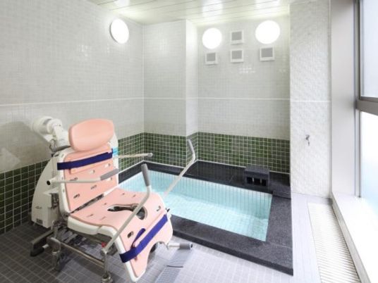 バリアフリー設計の浴室