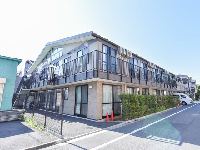 明るい外観の建物