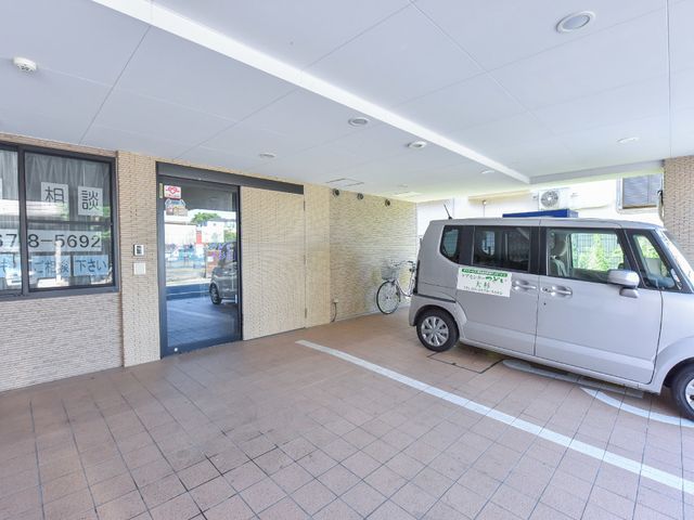 玄関先と車