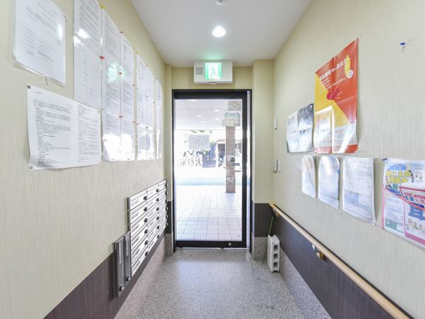 掲示物がある廊下