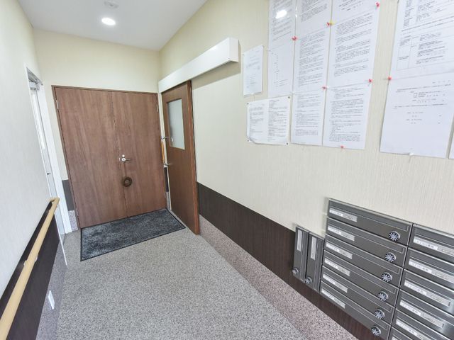 廊下の入口と掲示板