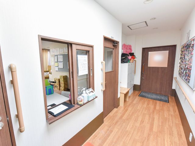 廊下の管理室と入り口