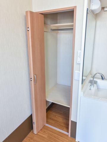 木目調のクローゼットと洗面台