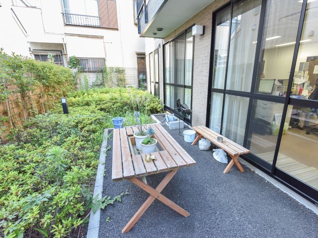 緑あふれる明るい中庭