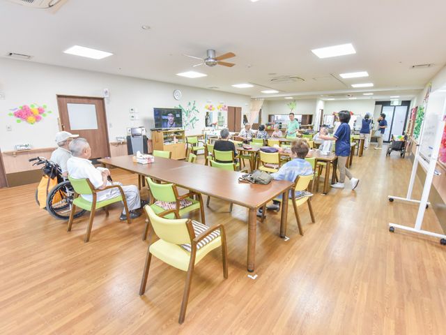広々とした明るい食堂
