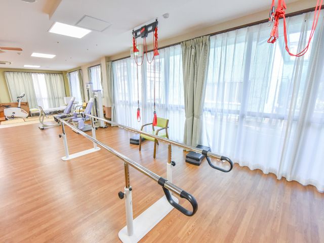 リハビリ用具の並ぶ室内