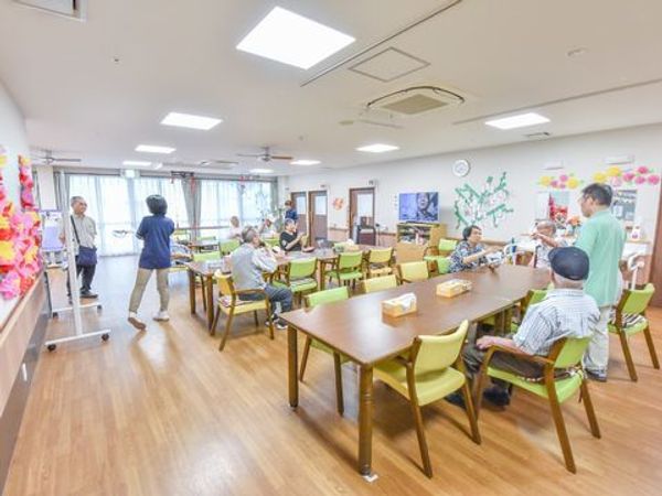 明るい食堂の風景