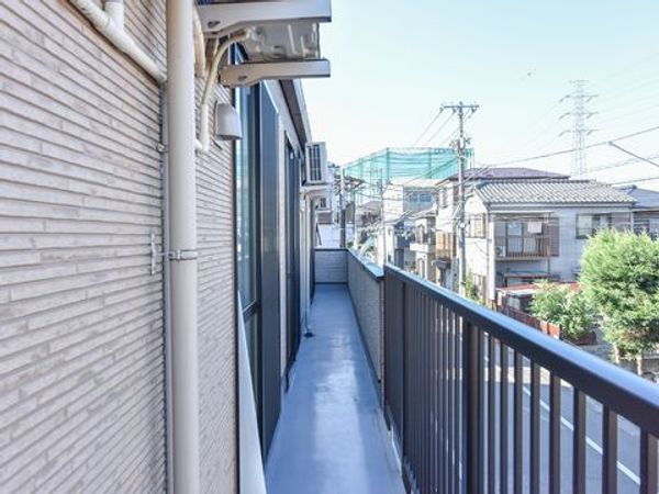 明るい住宅街のバルコニー
