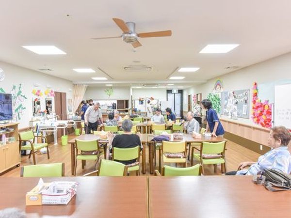 活気ある共用スペース