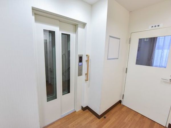 清潔な廊下と扉
