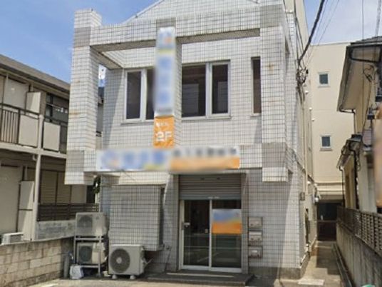 白い外壁の建物外観  