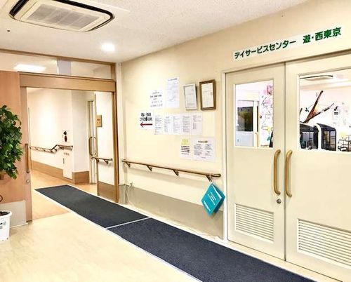 明るい廊下とエントランス