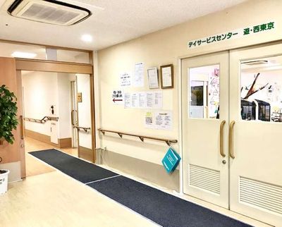 明るい廊下とエントランス