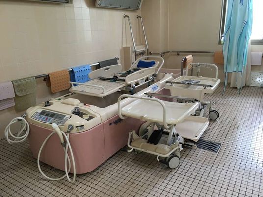 入浴の器具が並ぶ浴室
