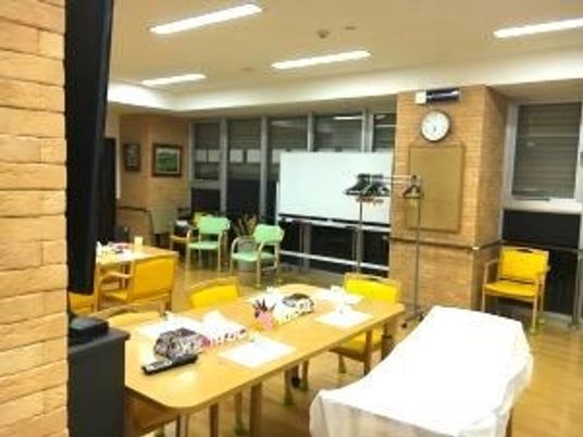 明るい食堂のテーブルと椅子  
