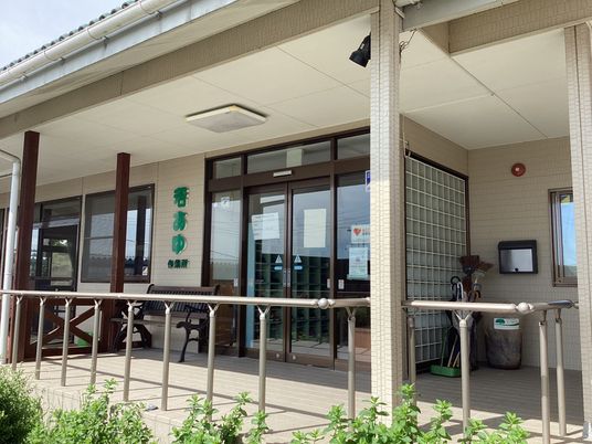 明るい玄関の外観  