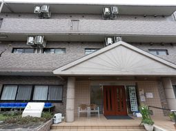 広々した施設のエントランス