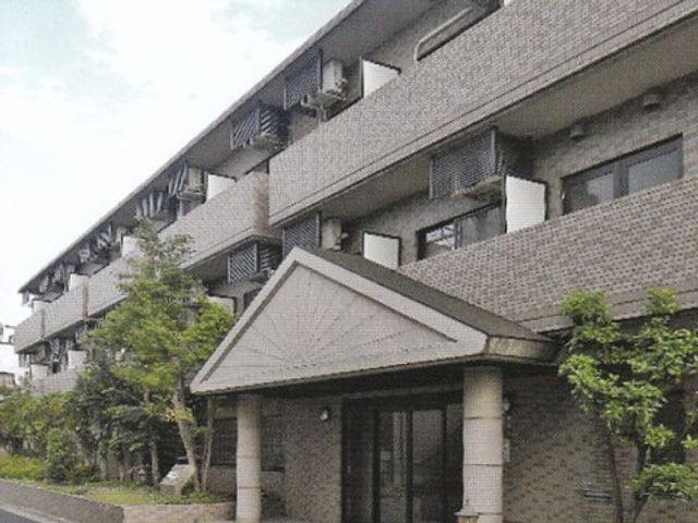 広々とした外観 外観 落ち着いた色合いの建物が印象的で、訪れる方々に安心感を提供しています。周囲には自然も多く、心穏やかな時を過ごせる環境です。