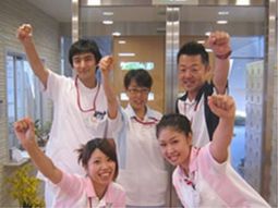 元気なスタッフの集合写真