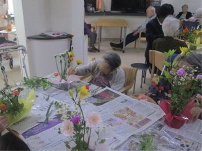 花を活けるレクリエーション