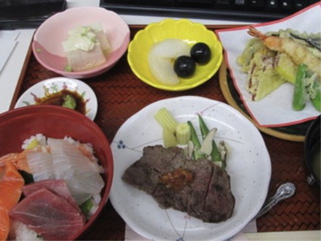食事の彩り豊かな料理 食事 バランスの良いメニューが準備された食事風景です。栄養面でも彩りも考えられ、手作りのあたたかさが感じられます。