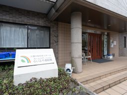 エントランスと看板の景色