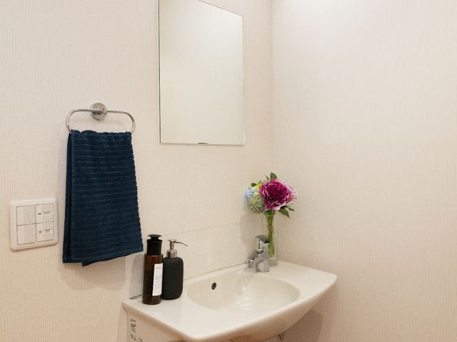 清潔な洗面台の様子 洗面台 すっきりとしたデザインの洗面コーナーです。手洗い後の身だしなみを整えるのに十分なスペースがあります。