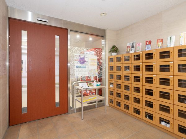エントランスの収納と案内板