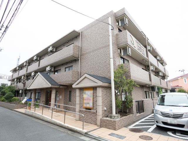 外観の建物施設 外観 アクセスしやすい場所にあり、整備された外観が印象的な建物です。就業を考えている方に安心感を提供します。