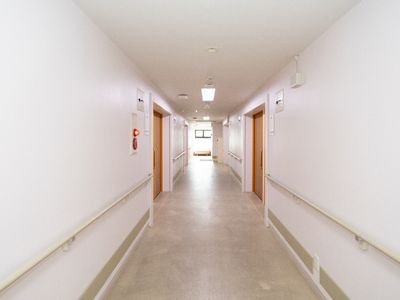 広々とした明るい廊下